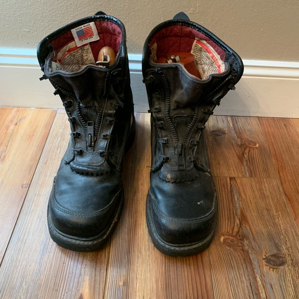 Mens black leather brush safety boots. Laces needed.